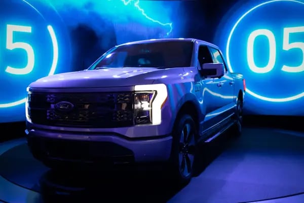 Novo valor de mercado da montadora supera rival General Motors e a startup de caminhões elétricos Rivian