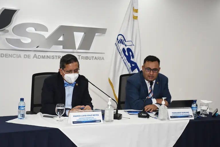 Marco Livio Díaz, jefe de la SAT y Fernando Suriano, intendente de Recaudación, brindaron detalles sobre el incumpliento del pago del IVA.dfd