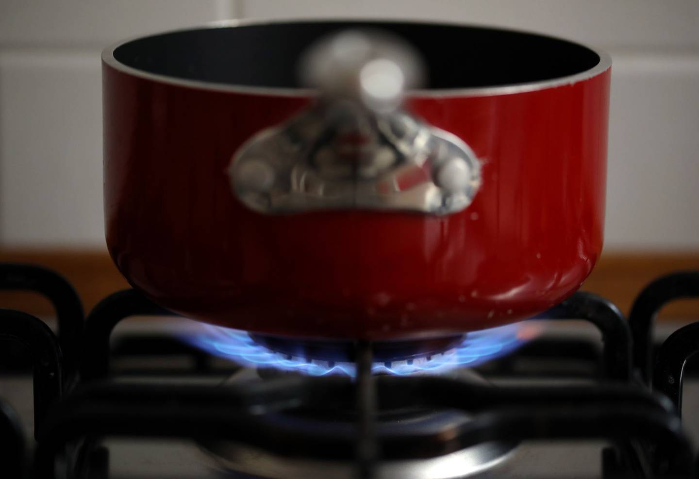 El gas natural se quema en una cocina doméstica en Roma, Italia, el miércoles 29 de diciembre de 2021. Los precios del gas en Europa cayeron a cerca del nivel más bajo en tres semanas, con el aumento de los flujos de entrada en las terminales de la región aliviando el tenso mercado.