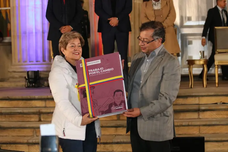 El presidente Gustavo Petro y la ministra de Trabajo, Gloria Inés Ramírez, en la radicación de la reforma laboral.dfd