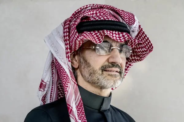 El príncipe Alwaleed Bin Talal, multimillonario saudí y fundador de Kingdom Holding Co, posa para una fotografía en la oficina del ático de Kingdom Holding Co, tras su liberación de 83 días de detención en el hotel Ritz-Carlton en Riad, Arabia Saudí, el domingo 18 de marzo de 2018.