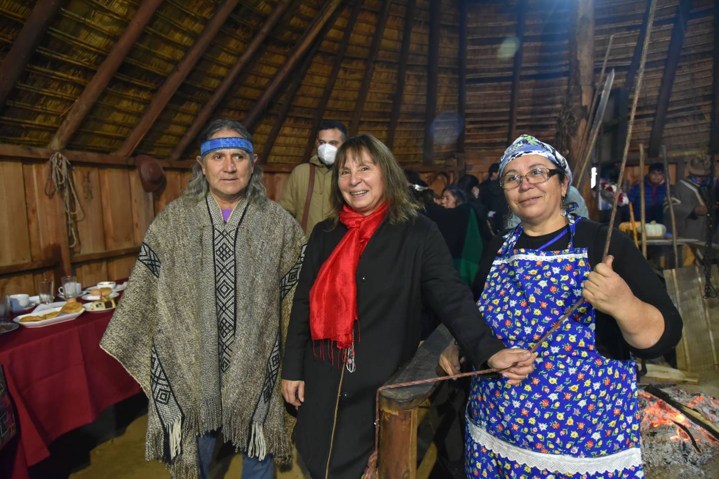 Jeanette Vega, ministra de Desarrollo Social de Chile, centro, con miembros de la comunidad mapuche. Foto: Bloombergdfd
