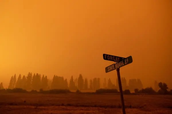 Señales de la ruta estatal 89 y de la carretera de Forgay contra un cielo naranja durante un incendio forestal. Fotógrafo: David Odisho/Bloomberg