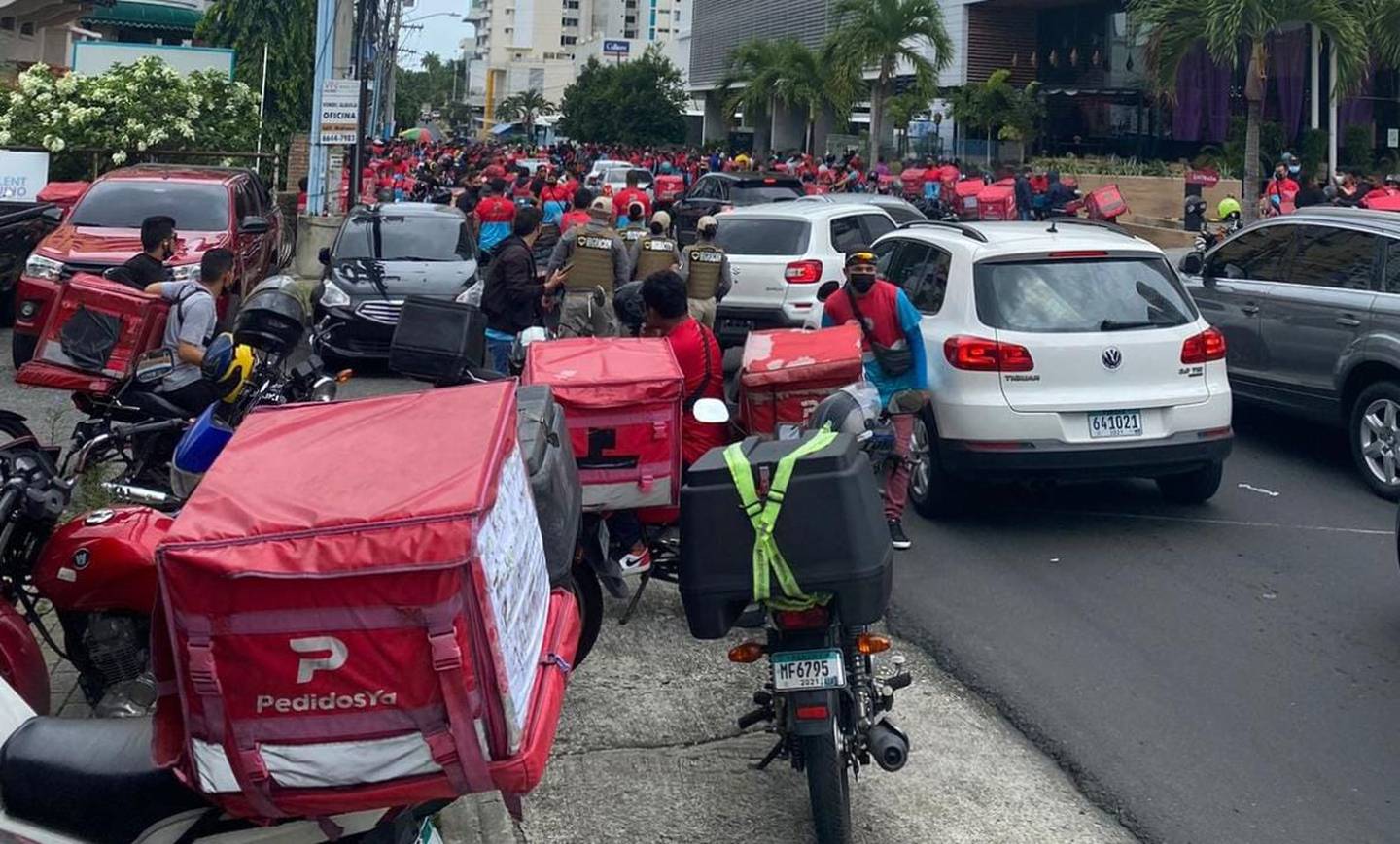 Entre las exigencias de los motorizados, en su mayoría ciudadanos venezolanos y colombianos, están que se les pague una tarifa mínima por pedido.