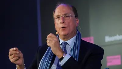 El director ejecutivo de BlackRock Inc. gesticula mientras habla durante un evento de Bloomberg el día de la inauguración del Foro Económico Mundial (FEM) en Davos, Suiza, el martes 21 de enero de 2020.