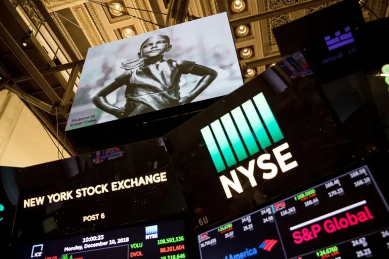Un monitor muestra una imagen de la estatua Fearless Girl dentro de la Bolsa de Nueva York.dfd