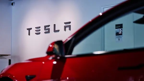 Tesla diz que vai antecipar lançamento de carros mais baratos após queda nas vendasdfd