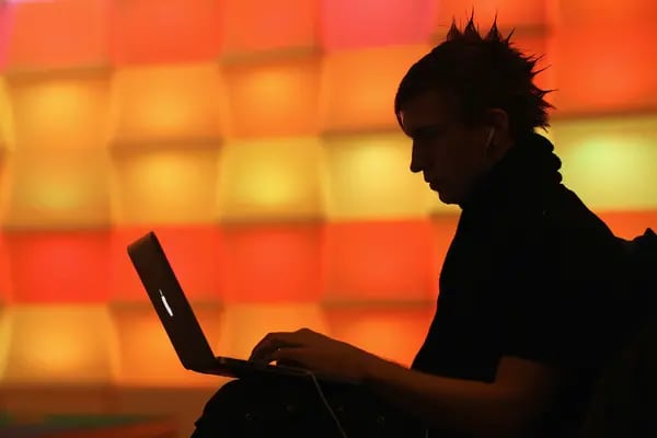 Una persona con una laptop en Berlín