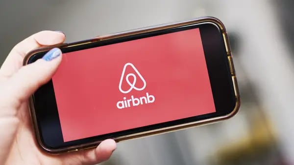 Acciones de Airbnb caen por previsión “moderada” de reservas del cuarto trimestredfd