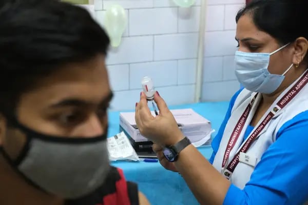 Una trabajadora de salud prepara una dosis de vacuna Covaxin en un dispensario en Nueva Delhi.