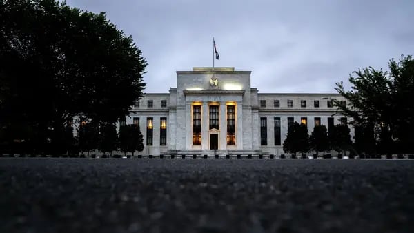 Goldman Sachs e BofA revisam previsão de cortes de juros nos EUA após decisão do Feddfd