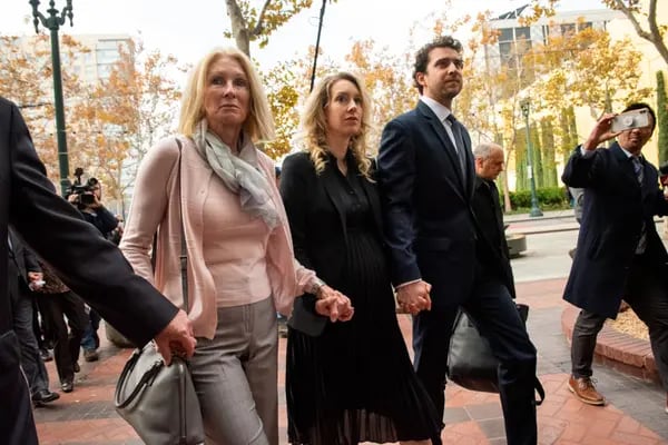 Elizabeth Holmes (ao centro) chega à corte em San Jose, na Califórnia, para ouvir o veredito de seu julgamento (Marlena Sloss/Bloomberg)