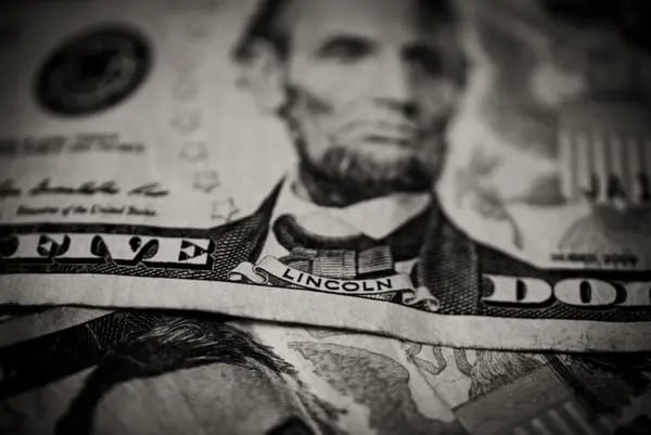 "Lincoln" se ve en un billete estadounidense de cinco dólares en esta fotografía arreglada en blanco y negro para ilustrar el tema del riesgo en Oradell, Nueva Jersey, Estados Unidos, el jueves 18 de junio de 2015. Fotógrafo: Ron Antonelli/Bloomberg