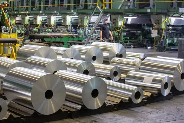 Rollos de papel de aluminio en la fábrica de papel de aluminio de Sayanal, operada por United Co. Rusal, en Sayanogorsk, Rusia. Fotógrafo: Andrei Rudakov/Bloomberg