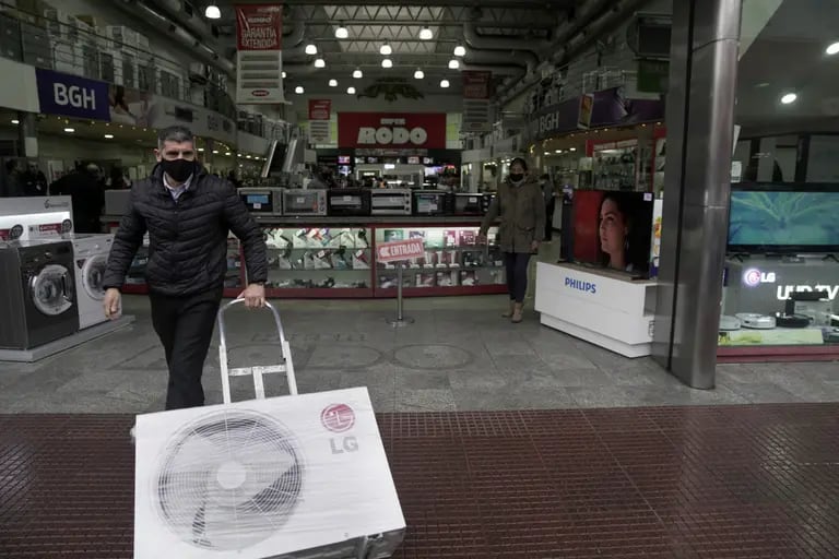 Un comprador sale de una tienda de electrónica de consumo en Buenos Aires, el 6 de julio.Fuente: Bloombergdfd