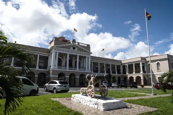 El edificio del Parlamento en Georgetown, Guyana, en 2022. Desde que se extrajo petróleo por primera vez hace tres años, la economía de Guyana se ha convertido en la de más rápido crecimiento en el mundo.