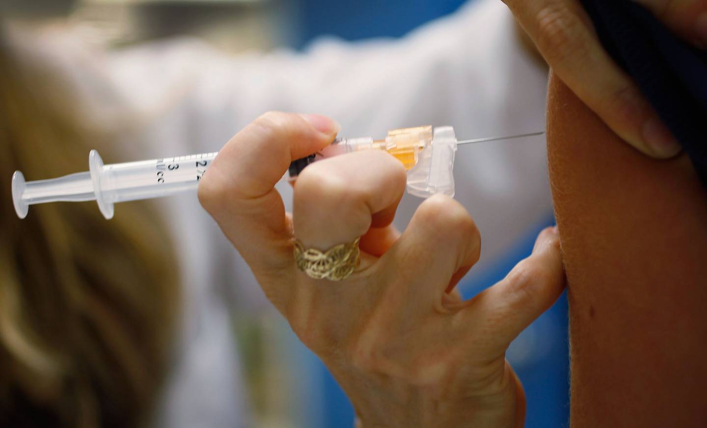 Bancos dos EUA buscam administrar mandatos de vacinas e políticas de teste enquanto lentamente trazem funcionários de volta às instalações