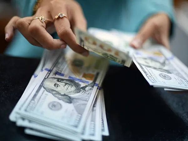 Peso se desploma ante el dólar hasta MXN$ 18.21 tras explosión en Irándfd