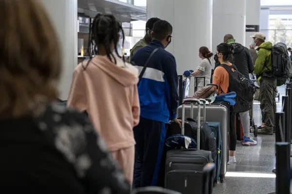 Los viajeros esperan un vuelo dentro de la terminal internacional del Aeropuerto Internacional de San Francisco (SFO) en San Francisco, California, Estados Unidos, el martes 11 de mayo de 2021.