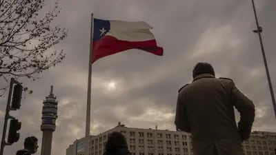 Una bandera de Chile en Santiago. Fotógrafa: Tamara Merino/Bloomberg