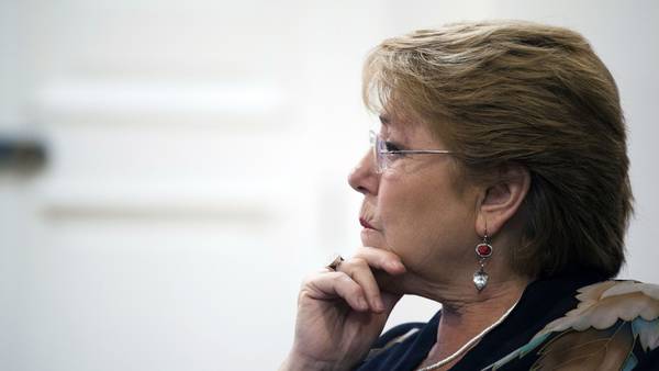 El apoyo de Bachelet al proyecto de Constitución agita a la política chilenadfd