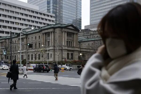 Viajeros por la mañana frente a la sede del Banco de Japón (BOJ) en Tokio, Japón, el lunes 16 de enero de 2023. Fotógrafo: Kiyoshi Ota/Bloomberg