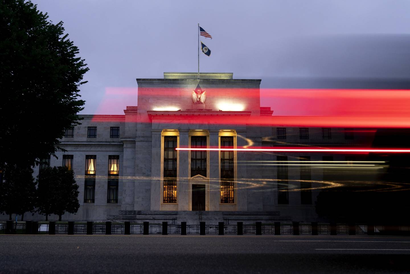 La luz sale de un vehículo frente al edificio de la Reserva Federal Marriner S. Eccles en Washington, D.C., Estados Unidos, el sábado 26 de junio de 2021.