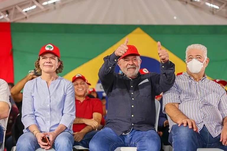 Lula em evento no MST ao lado da presidente do PT, Gleisi Hoffmann e Roberto Requião, ex-governador do Paranádfd