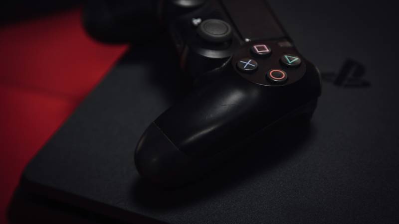 Sony enfrenta escasez de PlayStation 5 fabricando más PS4