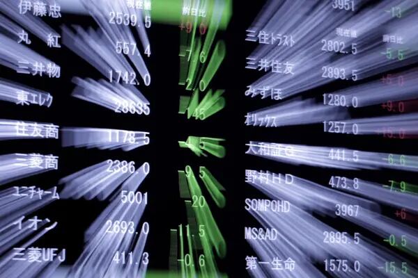 Cifras de acciones en una pantalla de la Bolsa de Tokio (TSE), operada por Japan Exchange Group Inc. (JPX), en Tokio, Japón, el jueves 29 de octubre de 2020. Fotógrafo: Kiyoshi Ota/Bloomberg
