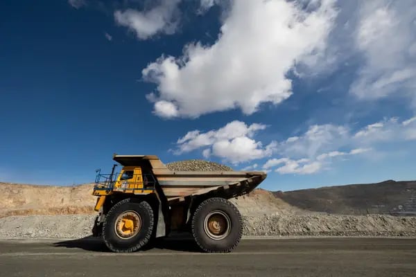 Camión en una operación en la mina de cobre de Erdenet