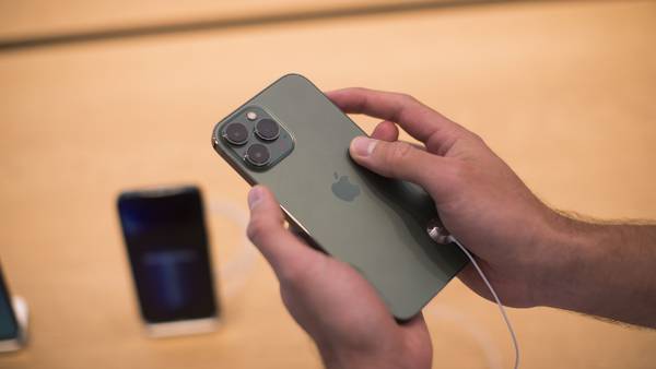 Acciones de Apple tocan mínimo desde junio 2021 con dudas por suministro de iPhonedfd