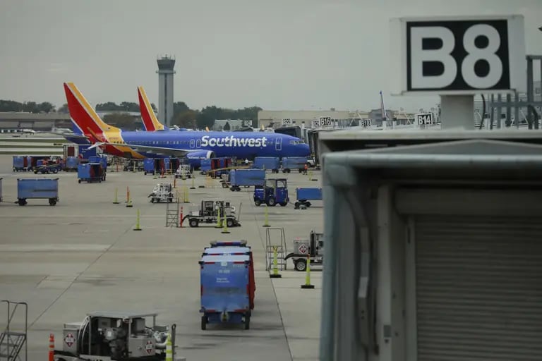 Los aviones de Southwest Airlines Co. Boeing 737 de pasajeros aparcados en la pista del aeropuerto internacional de Midway (MDW) en Chicago.dfd