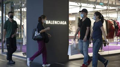 Balenciaga ahora vende la ‘bolsa de basura’ más cara del mundodfd