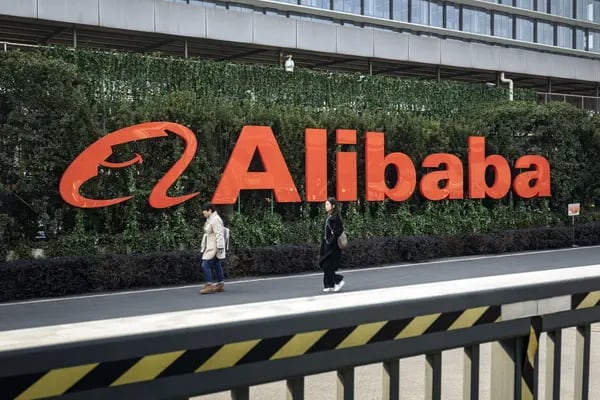Letreiro do Alibaba Group em sua sede em Hangzhou, na China: mudança no comando (Foto: Qilai Shen/Bloomberg)
