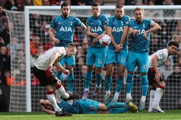 El Southampton lanza un penalti por encima de la portería durante el partido de fútbol de la Premier League inglesa contra el Tottenham Hotspur. Fotógrafo: Adrian Dennis/AFP/Getty Images