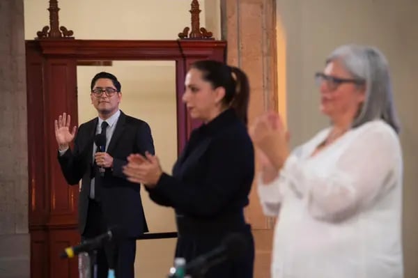 Omar Mejía Castelazo saluda con su mano derecha durante una conferencia vespertina realizada en Palacio Nacional en junio de 2020. (Cortesía: SHCP)