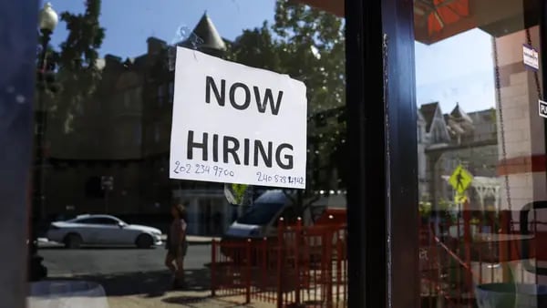 Se debilita el mercado laboral de EE.UU.: caen vacantes y aumentan despidosdfd