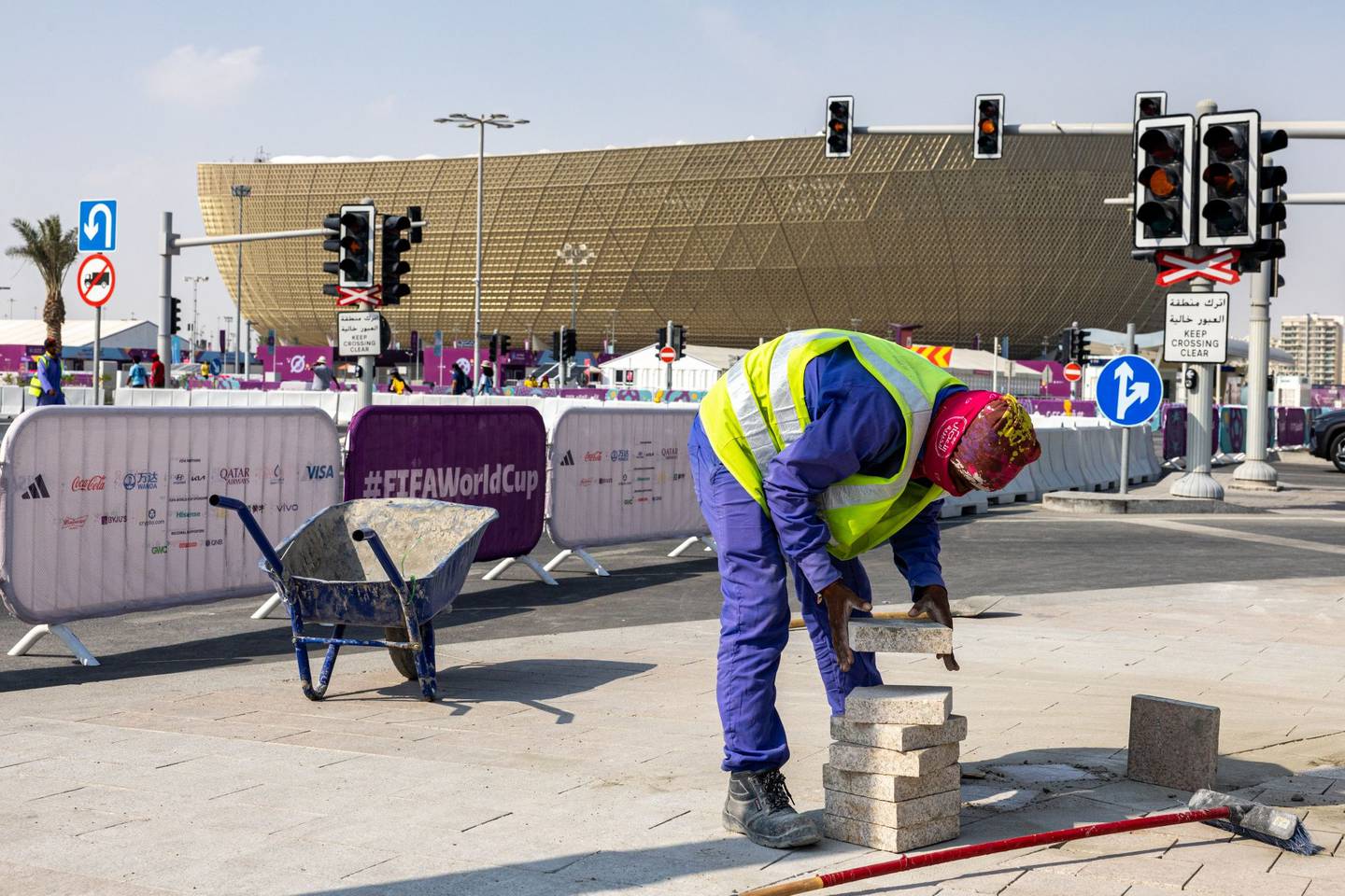 Un obrero trabaja en el exterior de un estadio en Lusail, Doha, en noviembre de 2018.