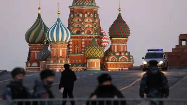Rusia busca aplacar golpes al rublo en medio de éxodo de empresas extranjerasdfd