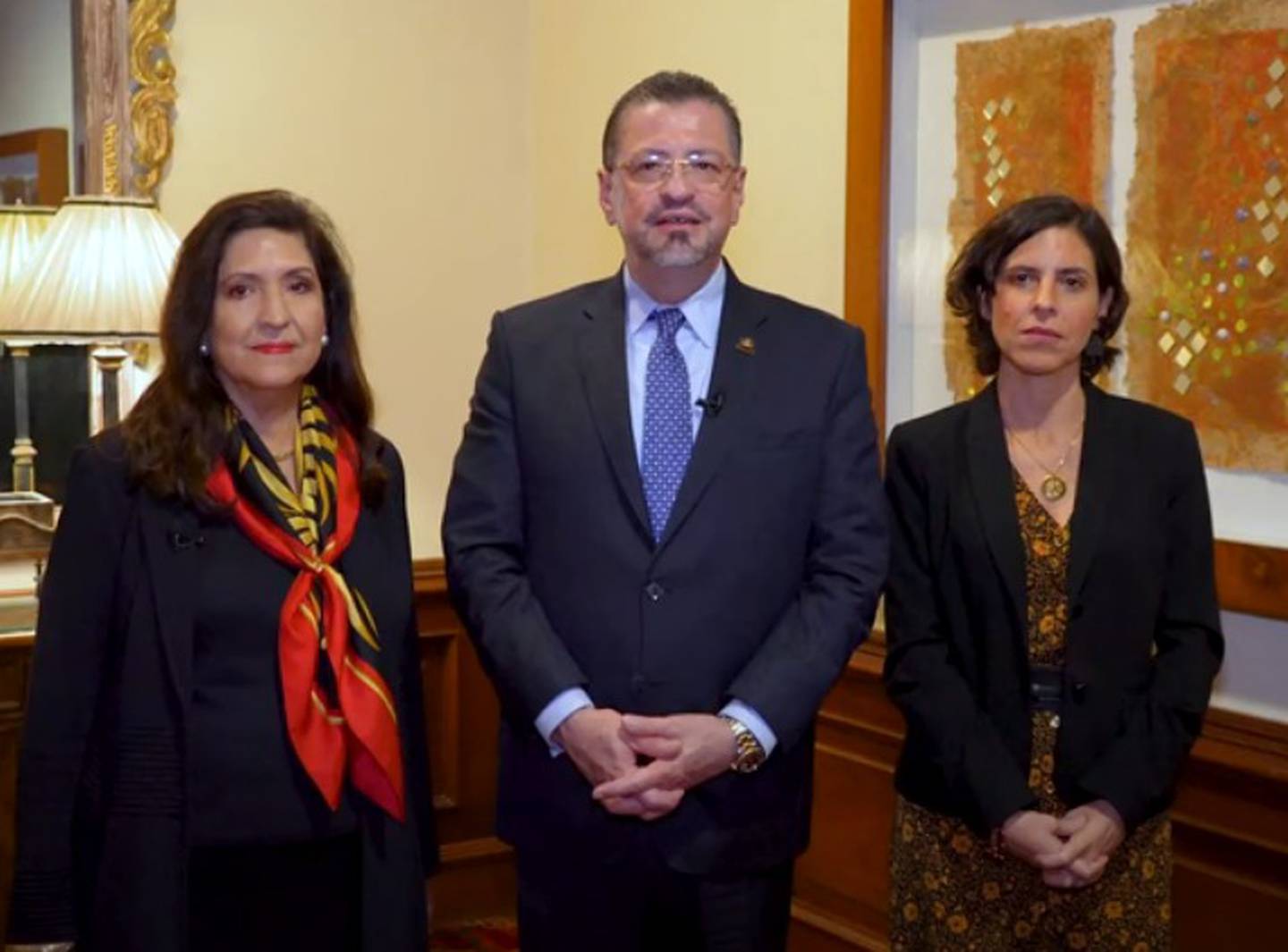 El presidente Rodrigo Chaves Robles y la ministra del MICITT, Paula Bogantes Zamora, junto con la embajadora de Estados Unidos, Cynthia Telles.dfd