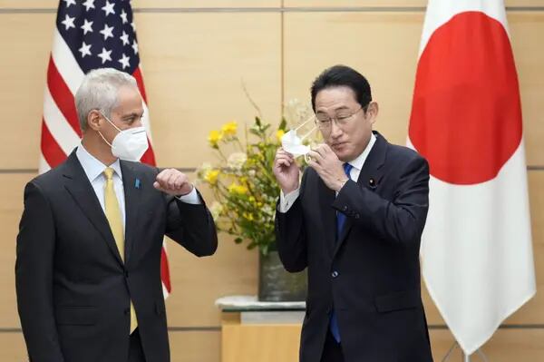 Primer ministro de Japón, Fumio Kishida, se retira la mascarilla al comienzo de una reunión con embajador de EE.UU., Rahm Emanuel.