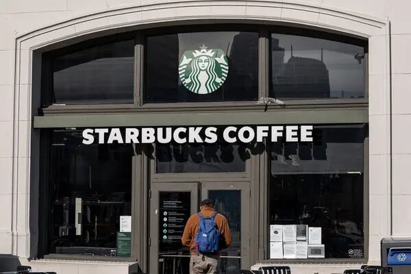 Starbucks busca atrair clientes além daqueles que pensam na rede apenas para um café (Foto: David Paul Morris/Bloomberg)
