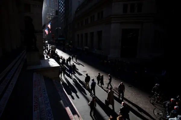 Peatones caminan por Wall Street cerca de la Bolsa de Nueva York (NYSE) en Nueva York, EE.UU., el lunes 31 de octubre de 2016.