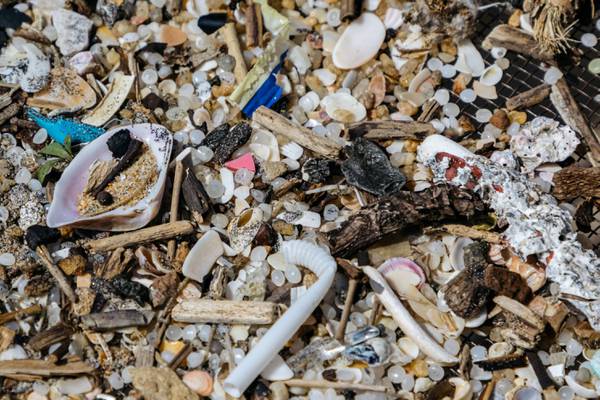 171 billones de trozos de plástico ahora obstruyen los océanos del mundodfd