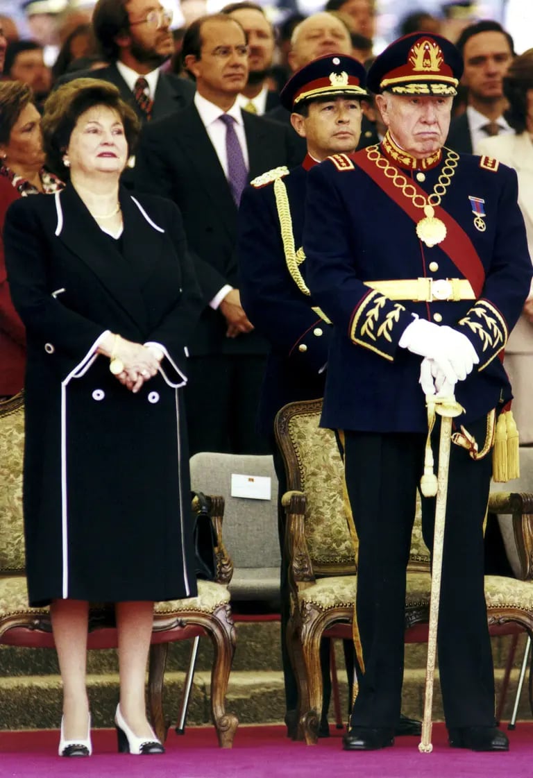 General Augusto Pinochet y su esposa Lucía Hiriart durante una ceremonia de la Armada en Santiago, Chile el 3 de marzo de 1998.  Foto: Jesús Inostroza/Bloomberg News.dfd
