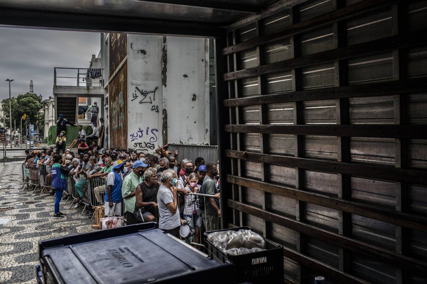 Personas hacen fila para recibir comida en Brasil durante la pandemia