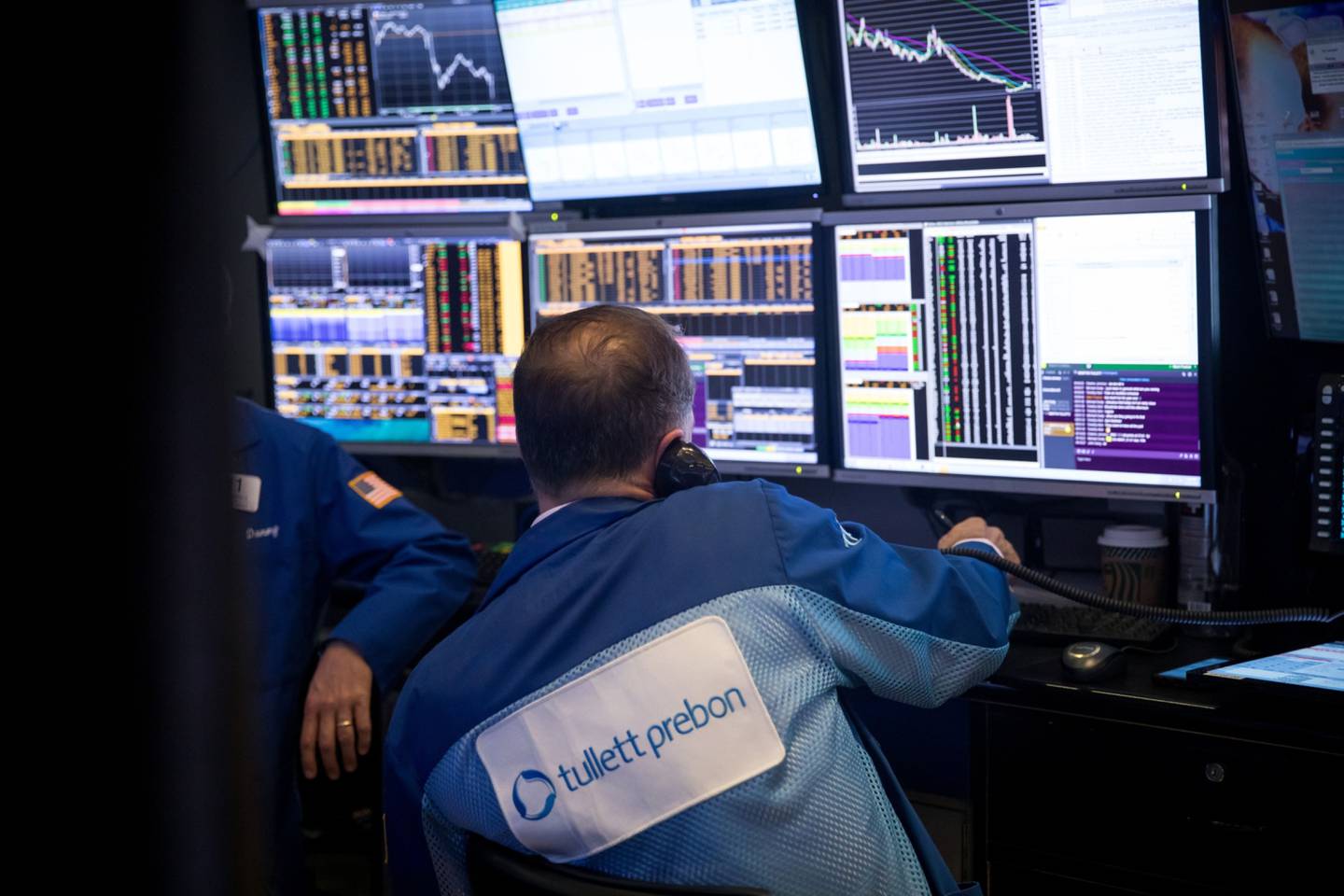 Operadores trabajan en el piso de la Bolsa de Valores de Nueva York (NYSE) en Nueva York, Estados Unidos, el martes 31 de diciembre de 2019.