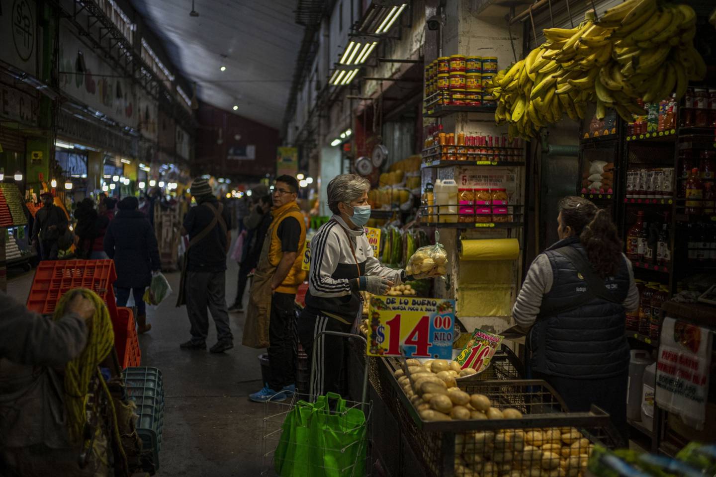Un cliente sostiene una bolsa de papas en el Mercado de la Central de Abastos en la Ciudad de México, México, el miércoles 12 de enero de 2022.