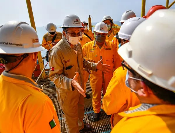 El CEO de la empresa estatal Petróleos Mexicanos (Pemex), Octavio Romero Oropeza, durante un recorrido en la Plataforma Autoelevable (PAE) Gersemi, para supervisar las operaciones del Campo Mulach (Foto: Pemex).